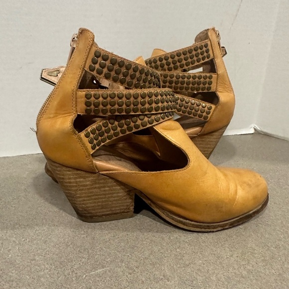 Vintage Jeffery Campbell Watson Distressed Leather Studded Cutout Ankle Boots 7 - Picture 5 of 8